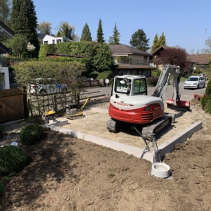 Kiesplanie-Verdichten-Bagger