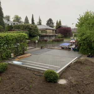 Sickersteine-Anthrazit-Grau-Sockelmauer-Verbundsteinplatz