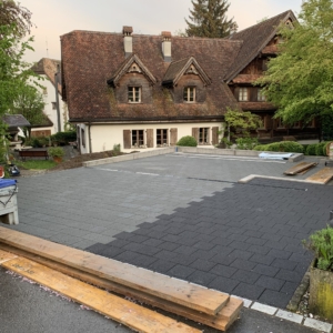 Verbundsteinplatz-Anthrazit-Grau-Sockelmauer-Sickersteine