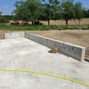 Sockel-Beton-Boden-Platte-Rinne-Landwirtschaft