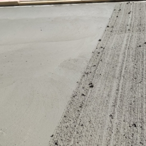 Besenstrich-Taloschiert-Betonoberflaeche