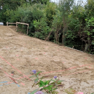 Schnurgeruest-Aushub-Erdarbeiten-Anbau