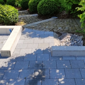 Verbundsteinplatz-Betonsockel-Zuschneiden-Anpassen